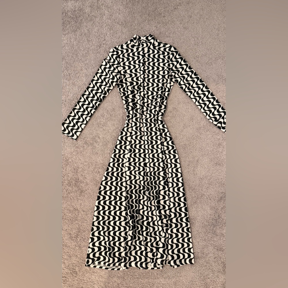 H&M Women’s Black and White Abstract Wave Pattern Dress